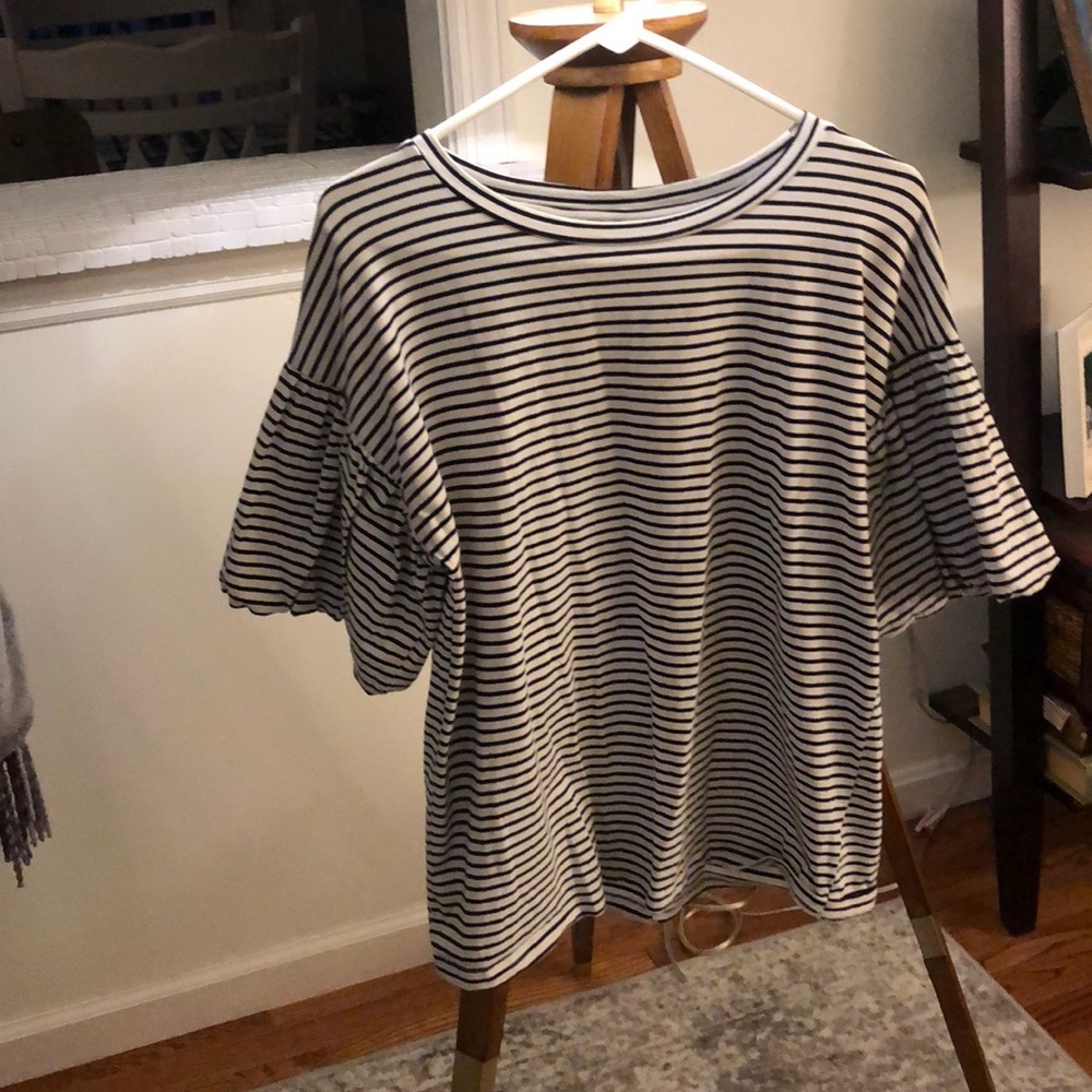 Cute black and white shirt with puffed sleeves